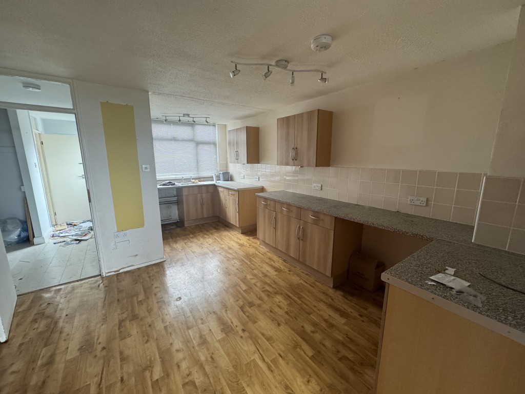 Lot: 186 - MID-TERRACE HOUSE FOR IMPROVEMENT - Kitchen
